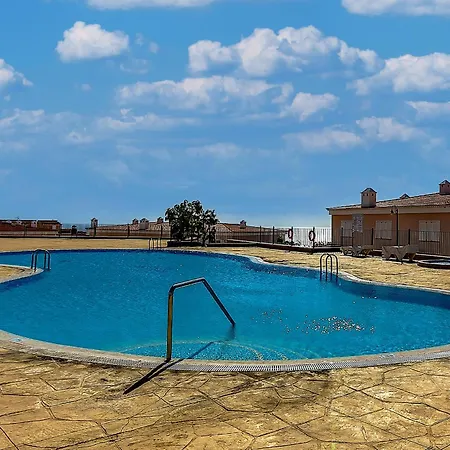 Spacious Ocean View Family Townhouse Apartment *