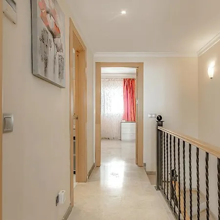 Spacious Ocean View Family Townhouse アパート